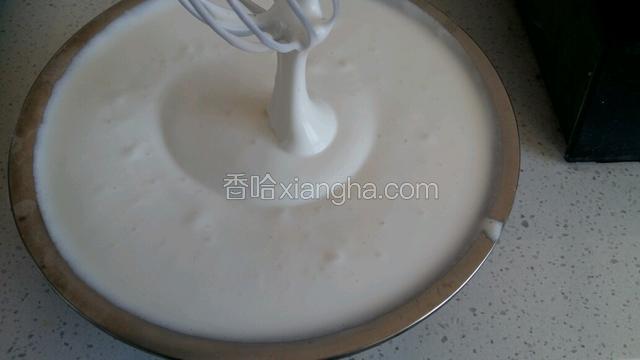 一小时后再取出打发，越打发越粘稠。同样的方法反复打发五次（这样冰激凌更细腻，而且不会有冰渣出现）倒入保鲜盒冷冻。