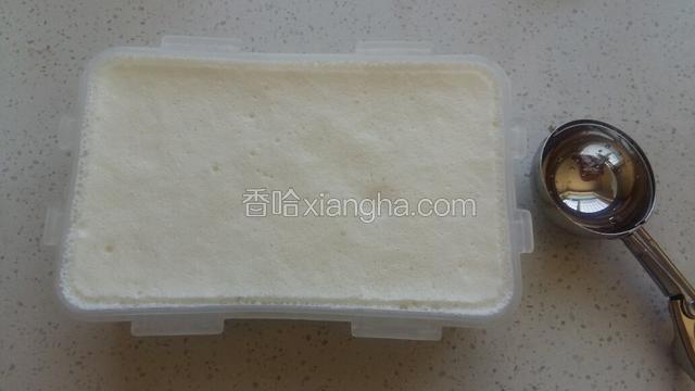 冻硬的冰激凌取出来用挖球器挖小球。