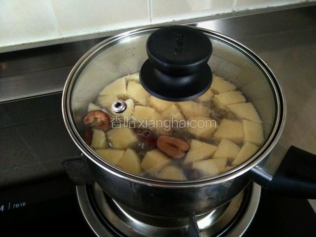 大火烧开后，小火继续煮5到8分钟，关火，撒入枸杞。