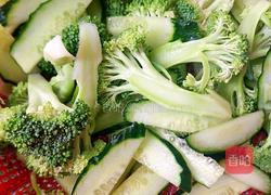 西蓝花炒黄瓜的做法图解1