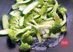 西蓝花炒黄瓜的做法图解2