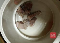 香玉米萝卜排骨汤的做法图解1