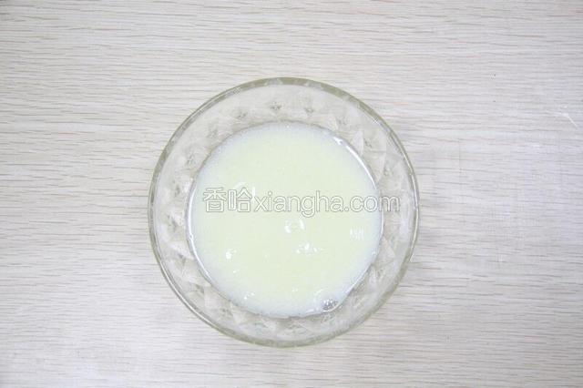 牛奶加入大豆油加入白砂糖用手动打蛋器搅拌至糖溶化。
