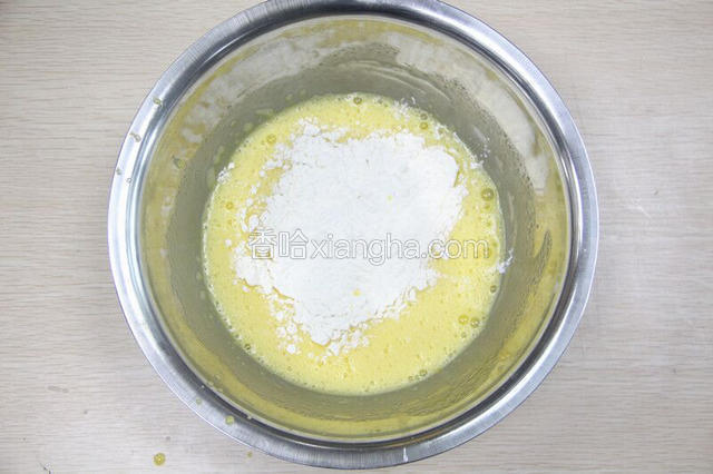 低筋面粉加入蛋黄糊，翻拌混合均匀，过筛。
