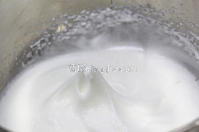 蛋白用电动打蛋器，打发到湿性发泡。