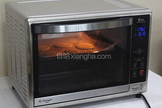 烤箱提前预热，烘烤上火170度，下火120度，时间16分钟。