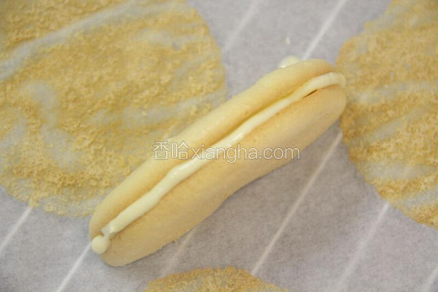 出炉后放凉，蛋糕中间切一刀不要切断。里面挤上沙拉酱，两边闭后起来。