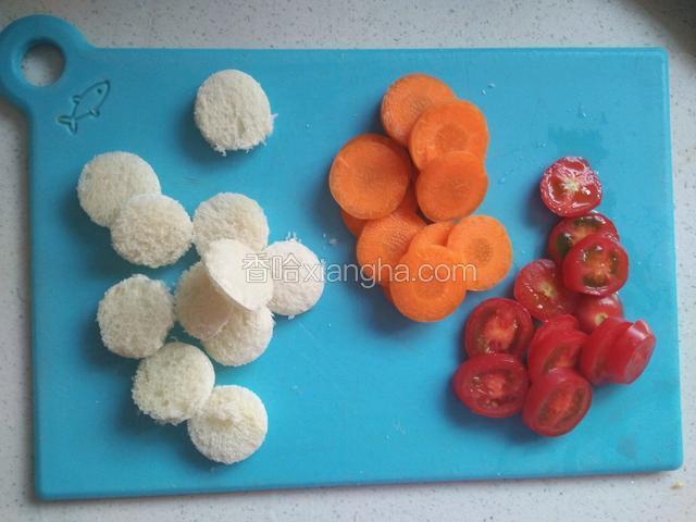 土司用模具压出圆形，圣女果切片，胡萝卜切片