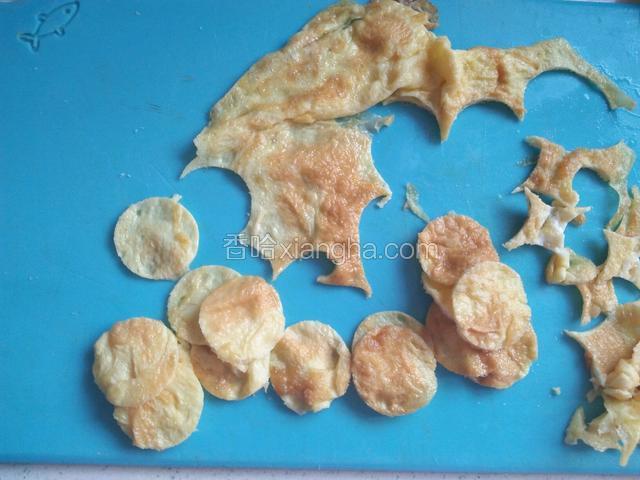 鸡蛋里加盐拌匀，煎熟，用模具压出圆形