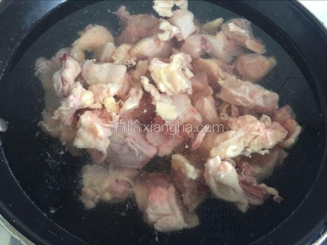 锅内加水，放入切好的鸡块，倒入料酒，给鸡肉除腥去杂质