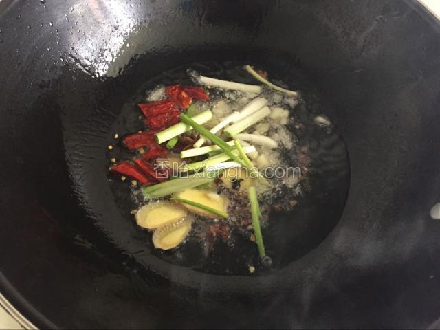 炒锅烧热放油，先把葱姜蒜，八角和麻椒一起放进去炒香
