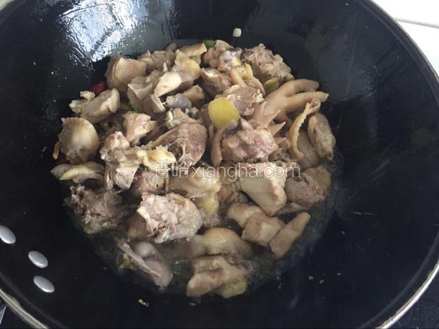 放入鸡块