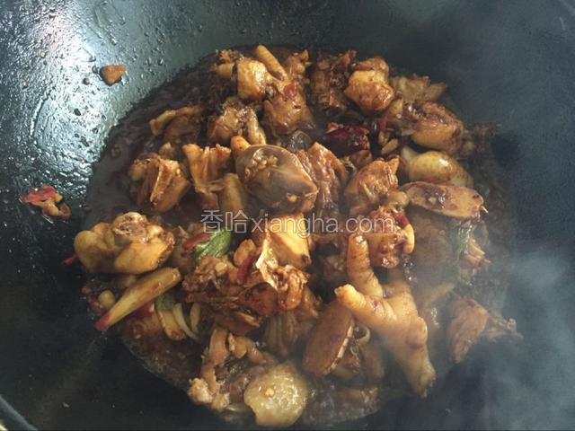 炒出红油后倒入料酒，生抽和酱油