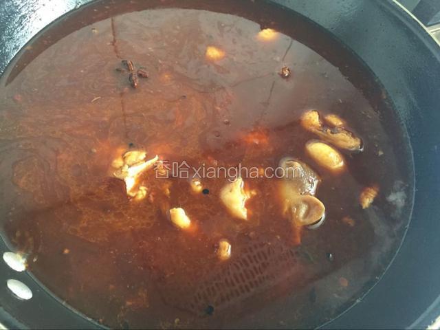 一次性加入热水，土鸡比较难熟，水要多放一些，没过鸡块，如果选用三黄鸡水量可以适当少一些。