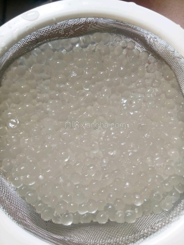 煮好的西米成透明状，过一下凉水备用。