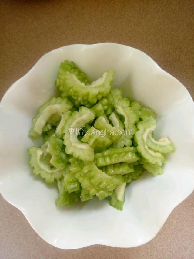 把苦瓜冼干净把里面的籽去掉切片。切碎大蒜，忘记拍照了。
