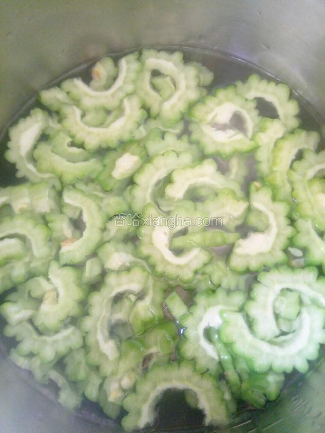 烧开水，加入两滴油和少许盐将苦瓜焯水至段生。