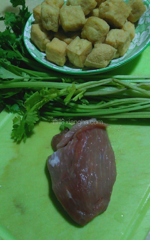 准备好，需要的材料。香芹，豆泡，瘦肉。