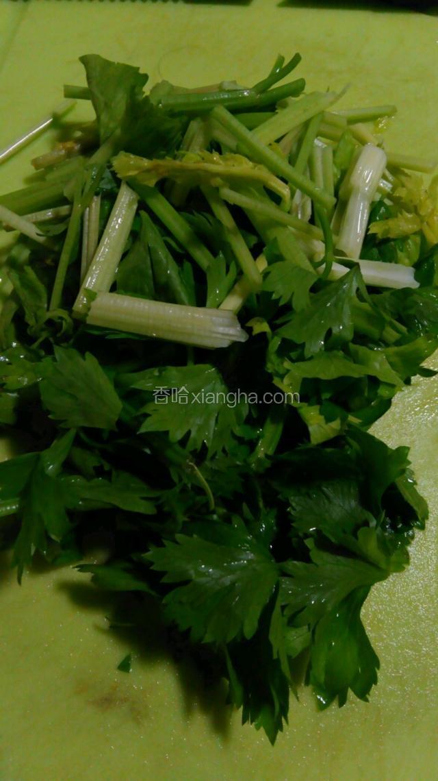 将香芹菜洗干净切成段。