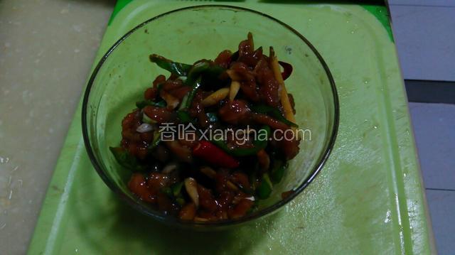 瘦肉切成丝，然后用，色拉油，青红辣椒，姜丝，蒜片。生粉，料酒，蚝油，生抽，胡椒粉，鸡精腌制十分钟入味。