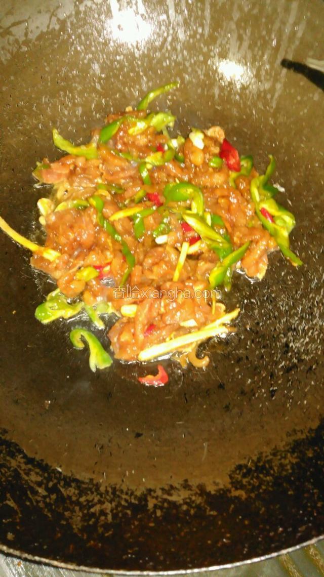 热锅冷油将瘦肉放入