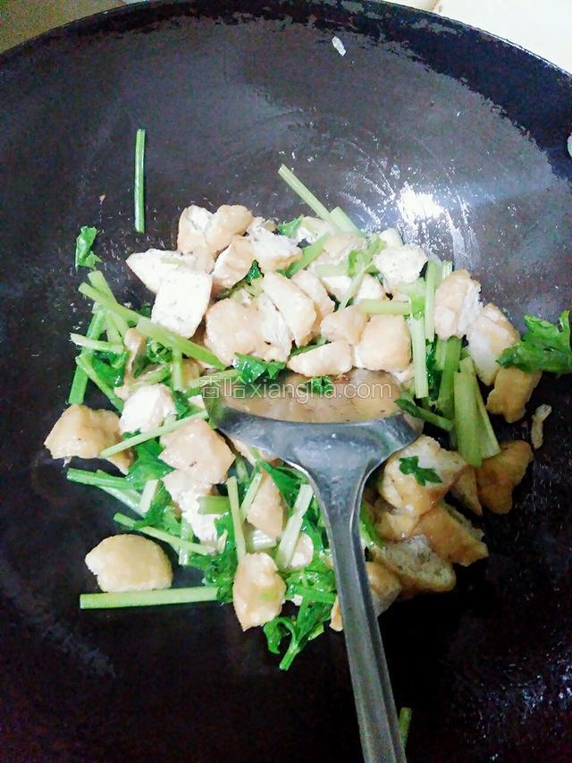 热锅冷油，放入姜蒜爆香，然后放入香芹和豆泡。