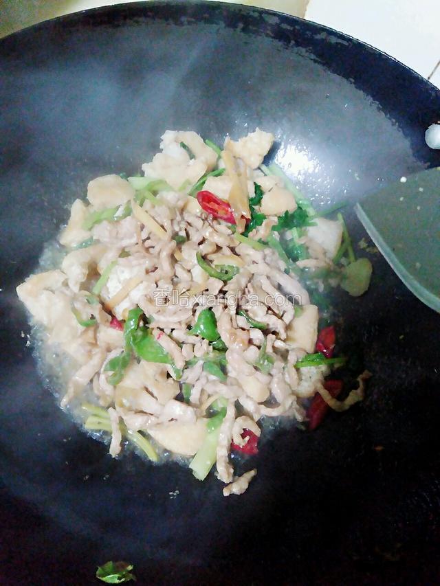 倒入炒好的瘦肉丝，翻炒均匀即可。