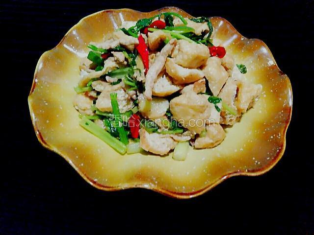 香芹豆泡肉丝成品图。