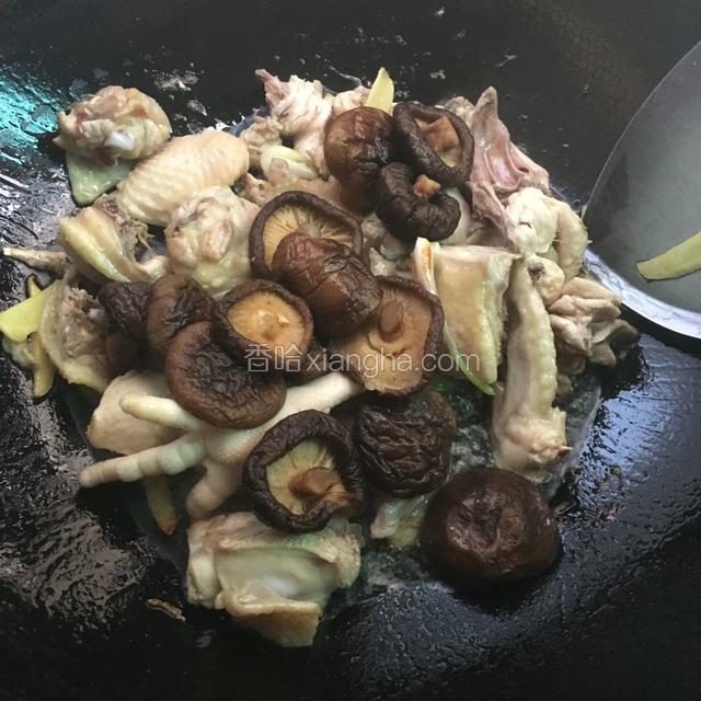 再加入香菇继续翻炒。
