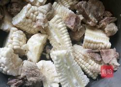 玉米排骨汤的做法图解3