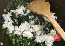 Illustration of how to make kale fried rice 10