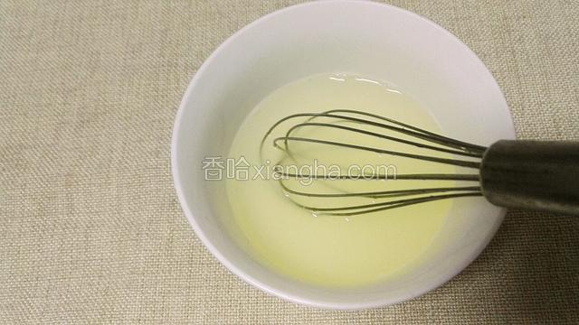 咸蛋白鲜蛋白打在一起，搅拌均匀