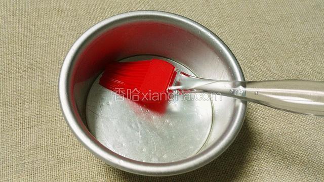 蛋糕模里刷薄薄一层油