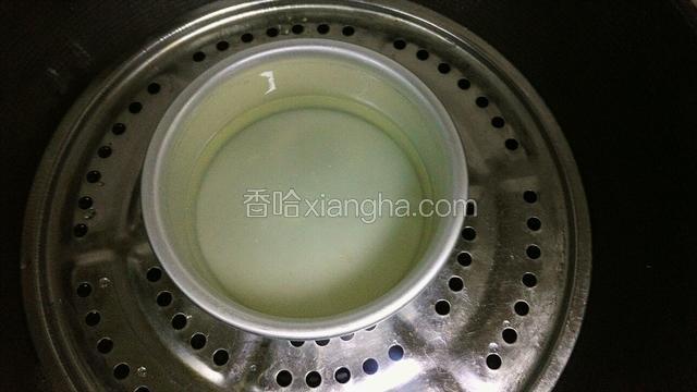 锅里水烧开，放入蛋白液蒸3分钟