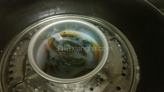 等蛋白液稍稍凝固放入皮蛋块