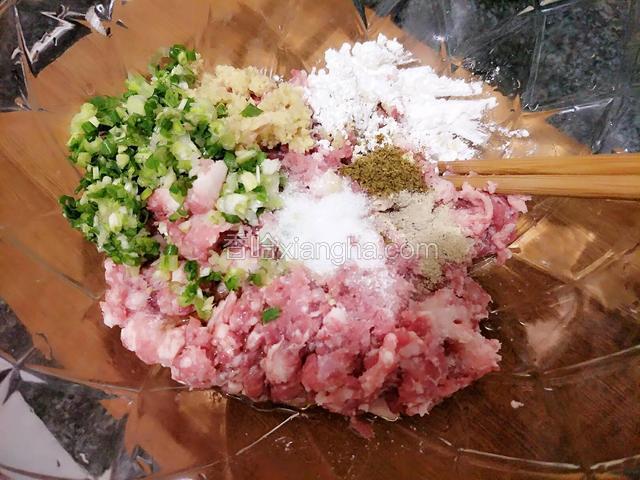 肉糜里放入少许盐，姜米，生粉，花椒粉，胡椒粉，香油，葱花，顺一个方向搅打上劲，