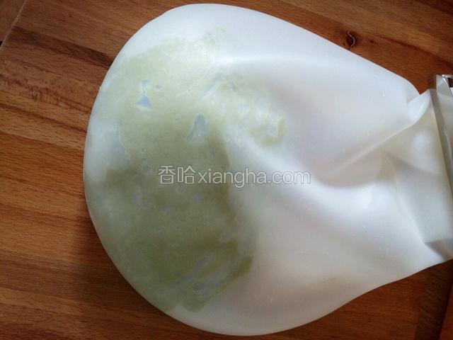 将揉好的面团放入揉面袋或者（密封的容器）。常温或者冷藏法发至两倍大小就ok了。