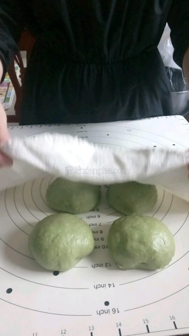 然后盖上棉布松弛10分钟。