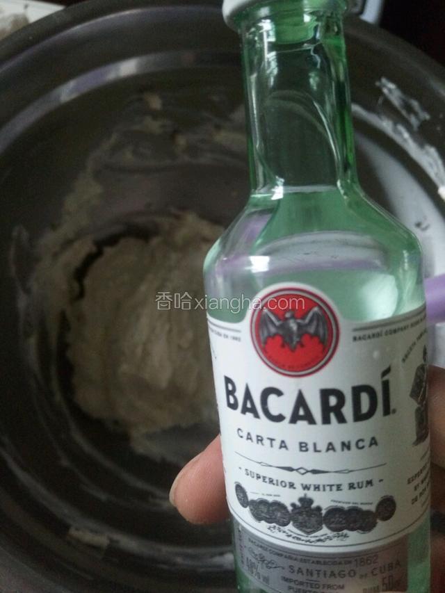 奶酪加白砂糖加百力娇酒去腥。