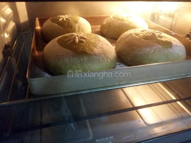 提前预热烤箱上火160度下火170度22分钟。上色以后一定要把烤盘移到中下层上下火160度。如果要盖锡纸的话就会破坏表面的字体。
