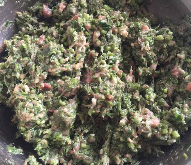 搅拌好的饺子馅儿备用。