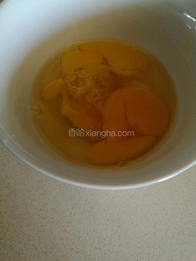 鸡蛋打碗里搅散。