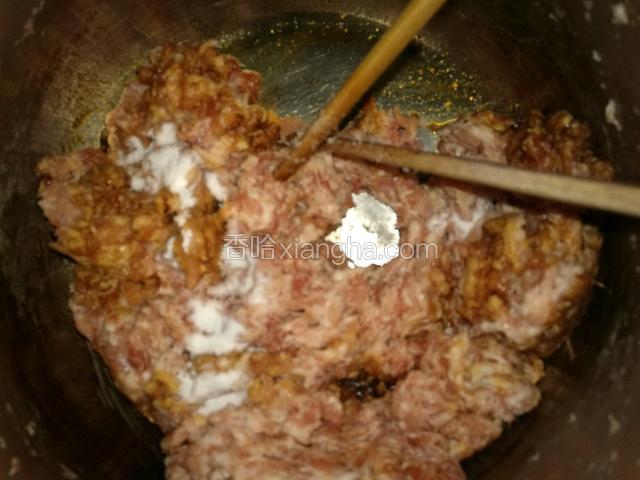 然后放入酱油，鸡精，盐，香油搅拌。