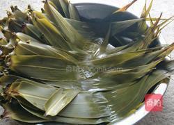 红豆黑米肉粽的做法图解3