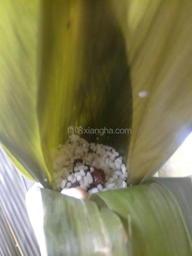 把粽子竖起来压实。