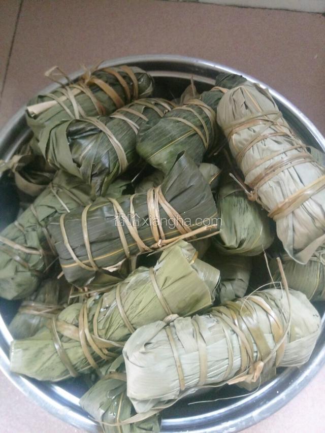 依次包好所有粽子，不是专业人士，第一次包，所以包得不是那么好看啦。
