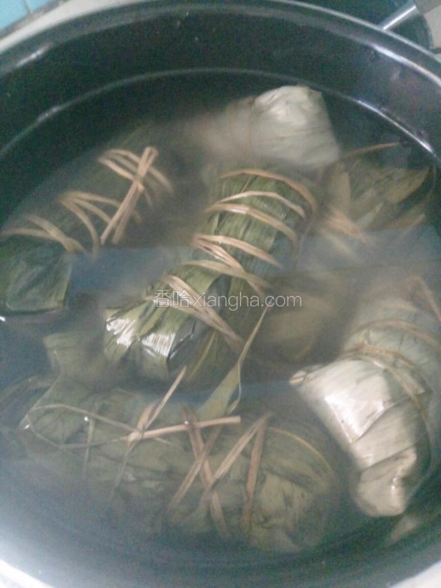 把粽子放锅里，放适量盐，水要没过粽子，大火烧开，煮2小时，这种粽子包得实够大个，时间要煮长一点，关火，再焖一个小时。