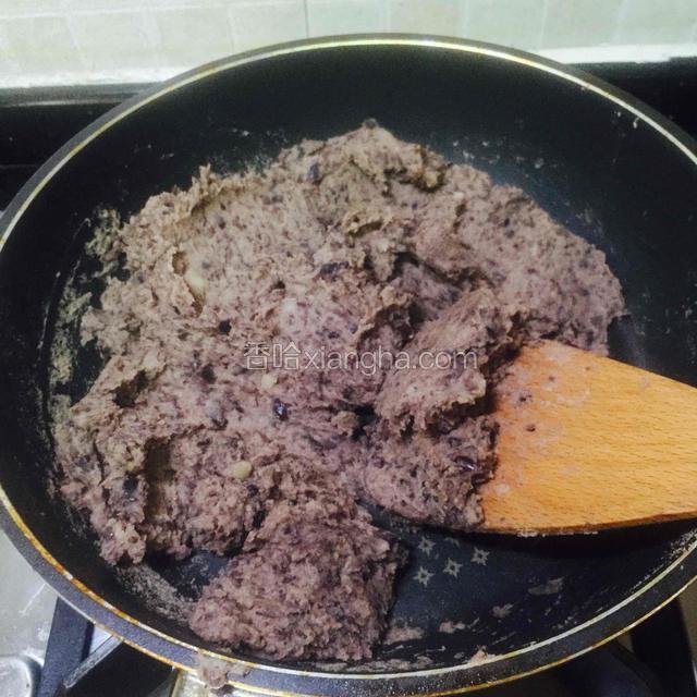 小火，继续用木铲展压芸豆泥和翻炒。但注意也不要太干。太干饼饼会松开。
目测豆泥很细腻，泥不会粘锅，就可以了。