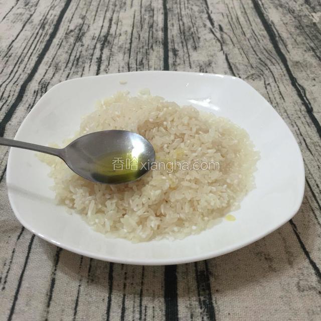 东北大米洗干净
小窍门：在淘干净的大米上，滴上几滴橄榄油，腌渍10分钟，这样米更容易煮的软绵，口感更绵滑。