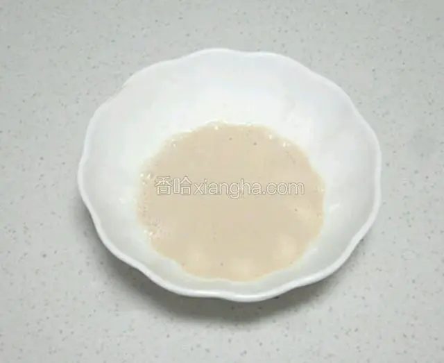 180g水中加入酵母粉，静置3分钟，备用。